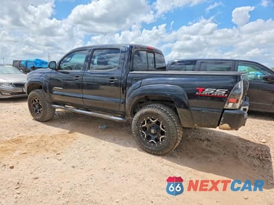 Drugie zdjęcie samochodu z przodu: 2015 TOYOTA TACOMA V6 VIN:5TFLU4ENXFX121535 - miniatura