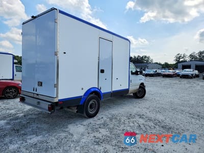 Trzecie zdjęcie samochodu z tyłu: 2024 FORD E350 REFRIGERATED BOX TRUCK VIN:1FDWE3FN3RDD19460 - miniatura