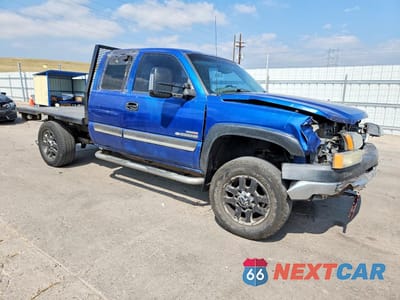 Czwarte zdjęcie samochodu z boku: 2004 CHEVROLET SILVERADO K2500 HEAVY DUTY VIN:1GCHK291X4E156902 - miniatura