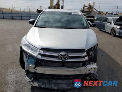 Piąte zdjęcie samochodu w środku: 2019 TOYOTA HIGHLANDER XLE VIN:5TDKZRFH4KS365202 - miniatura