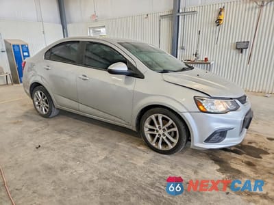 Czwarte zdjęcie samochodu z boku: 2019 CHEVROLET SONIC LS VIN:1G1JB5SB0K4125188 - miniatura