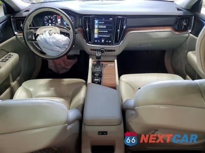 Zdjęcie 8 z 12 samochodu: 2021 VOLVO S60 T6 MOMENTUM VIN:7JRA22TKXMG093017 - miniatura