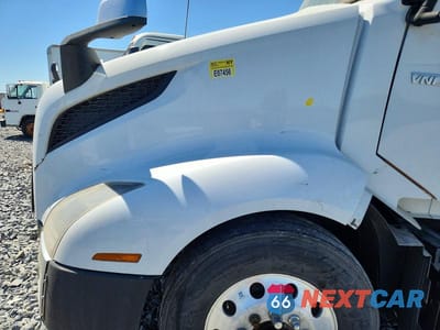 Zdjęcie 7 z 10 samochodu: 2021 VOLVO VNL SEMI TRUCK VIN:4V4NC9EH8MN242385 - miniatura