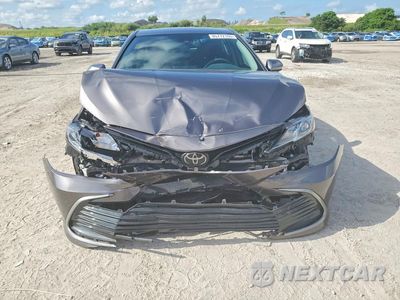 Piąte zdjęcie samochodu w środku: 2023 TOYOTA CAMRY LE VIN:4T1C11AK4PU789199 - miniatura