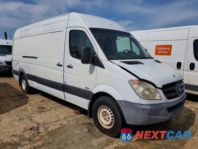 Czwarte zdjęcie samochodu z boku: 2012 MERCEDES BENZ SPRINTER 2500 DELIVERY VAN VIN:WD3PE8CB2C5691982 - miniatura