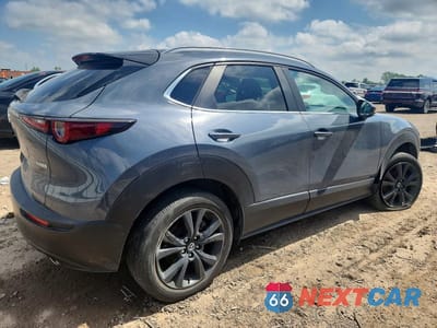 Trzecie zdjęcie samochodu z tyłu: 2022 MAZDA CX-30 PREFERRED VIN:3MVDMBCL1NM450573 - miniatura