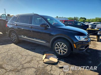 Czwarte zdjęcie samochodu z boku: 2020 VOLKSWAGEN TIGUAN SE VIN:3VV2B7AX7LM181799 - miniatura