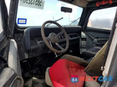 Zdjęcie 8 z 12 samochodu: 1995 JEEP WRANGLER / YJ S VIN:1J4FY19P2SP285460 - miniatura