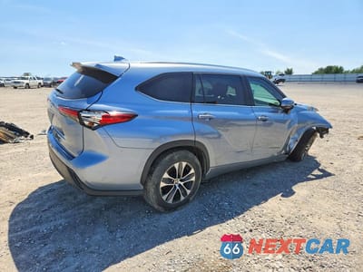 Trzecie zdjęcie samochodu z tyłu: 2021 TOYOTA HIGHLANDER XLE VIN:5TDGZRAH7MS074175 - miniatura