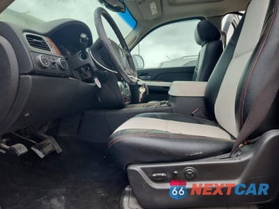 Zdjęcie 7 z 14 samochodu: 2013 CHEVROLET SUBURBAN K1500 LTZ VIN:1GNSKKE70DR261903 - miniatura