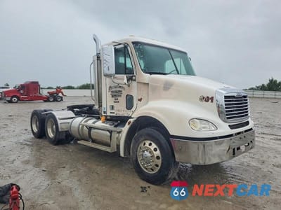 2007 FREIGHTLINER COLUMBIA 1 - SEMI TRUCK 1FUJF0DE37LX84040 - główne zdjęcie licytacji z USA - miniatura