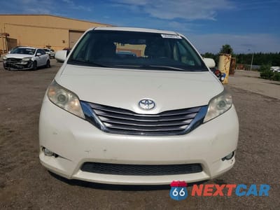 Piąte zdjęcie samochodu w środku: 2017 TOYOTA SIENNA XLE 8-PASSENGER VIN:5TDYZ3DCXHS840388 - miniatura
