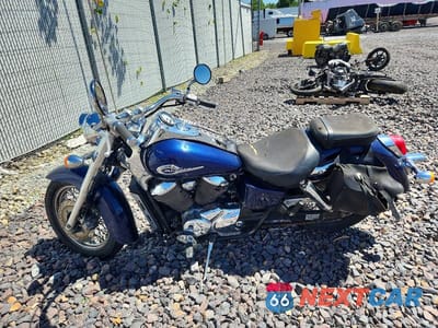 Trzecie zdjęcie samochodu z tyłu: 2002 HONDA VT750 CDD VIN:JH2RC44FX2M012776 - miniatura