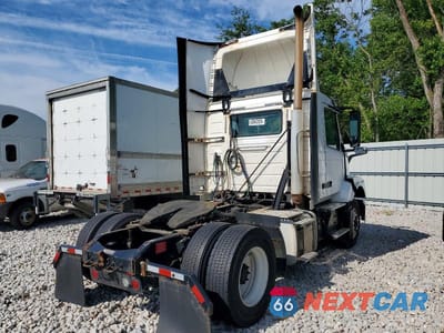 Czwarte zdjęcie samochodu z boku: 2018 VOLVO VNL SEMI TRUCK VIN:4V4N39TG3JN892568 - miniatura