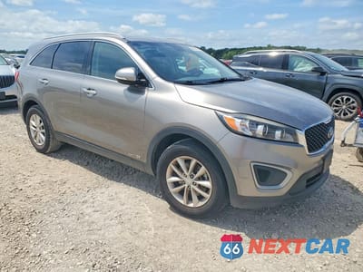 Czwarte zdjęcie samochodu z boku: 2017 KIA SORENTO LX V6 VIN:5XYPGDA56HG209132 - miniatura