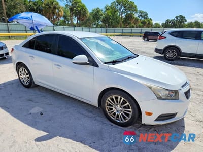 Czwarte zdjęcie samochodu z boku: 2013 CHEVROLET CRUZE ECO VIN:1G1PH5SB2D7273076 - miniatura