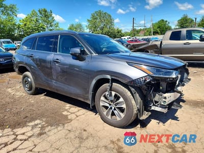 Czwarte zdjęcie samochodu z boku: 2021 TOYOTA HIGHLANDER XLE VIN:5TDGZRBH8MS061286 - miniatura