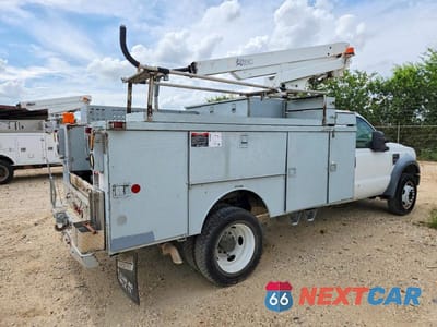 Czwarte zdjęcie samochodu z boku: 2008 FORD F450 SUPER DUTY BUCKET TRUCK VIN:1FD4F46Y68EB26703 - miniatura