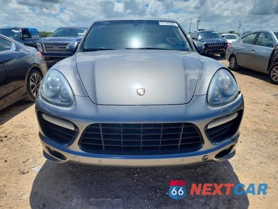 Piąte zdjęcie samochodu w środku: 2013 PORSCHE CAYENNE GTS VIN:WP1AD2A20DLA71805 - miniatura