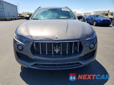Piąte zdjęcie samochodu w środku: 2019 MASERATI LEVANTE VIN:ZN661XUA5KX322564 - miniatura