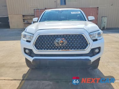 Piąte zdjęcie samochodu w środku: 2018 TOYOTA TACOMA SR VIN:5TFAX5GN5JX129357 - miniatura
