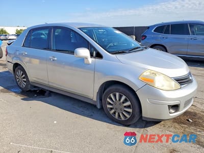 Czwarte zdjęcie samochodu z boku: 2011 NISSAN VERSA 1.8 S VIN:3N1BC1AP7BL435513 - miniatura