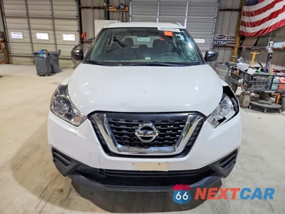 Piąte zdjęcie samochodu w środku: 2018 NISSAN KICKS S VIN:3N1CP5CU0JL508142 - miniatura