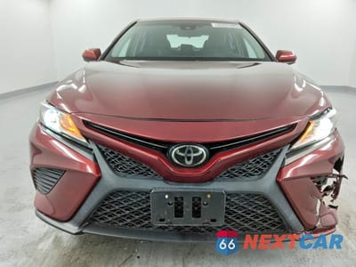 Piąte zdjęcie samochodu w środku: 2018 TOYOTA CAMRY SE VIN:4T1B11HK3JU616749 - miniatura