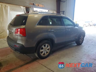 Trzecie zdjęcie samochodu z tyłu: 2013 KIA SORENTO LX VIN:5XYKTDA67DG412958 - miniatura