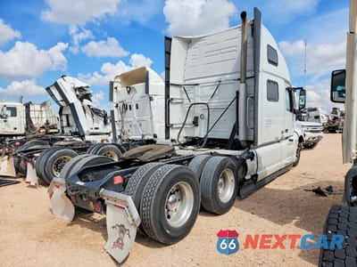 Czwarte zdjęcie samochodu z boku: 2020 VOLVO VNL VNL VIN:4V4NC9EH6LN244201 - miniatura