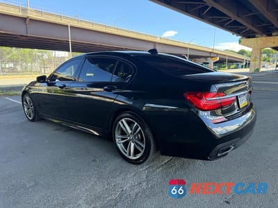 Trzecie zdjęcie samochodu z tyłu: 2019 BMW 750I XDRIVE VIN:WBA7F2C56K8240643 - miniatura