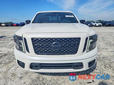 Piąte zdjęcie samochodu w środku: 2018 NISSAN TITAN SV VIN:1N6AA1E6XJN538016 - miniatura