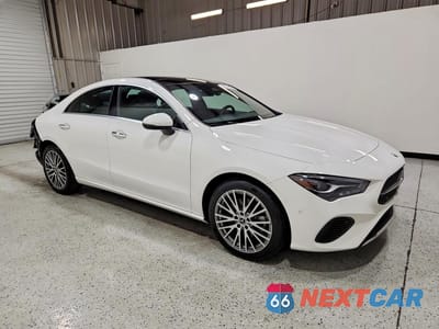 Czwarte zdjęcie samochodu z boku: 2025 MERCEDES-BENZ CLA 250 VIN:W1K5J4GB6SN521978 - miniatura