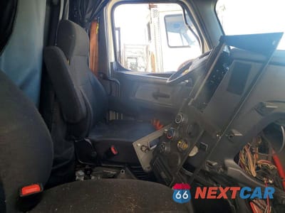 Piąte zdjęcie samochodu w środku: 2019 FREIGHTLINER CASCADIA 116 SEMI TRUCK VIN:3AKJHPDV6KSKA4100 - miniatura