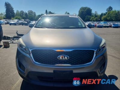 Piąte zdjęcie samochodu w środku: 2016 KIA SORENTO LX VIN:5XYPGDA31GG090905 - miniatura