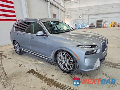 Czwarte zdjęcie samochodu z boku: 2025 BMW X7 XDRIVE40I VIN:5UX23EM02S9Z25917 - miniatura