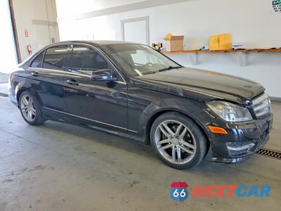 Czwarte zdjęcie samochodu z boku: 2013 MERCEDES-BENZ C 250 VIN:WDDGF4HB9DA774683 - miniatura