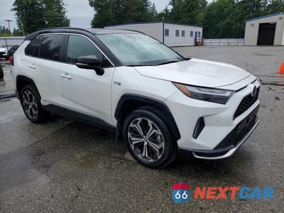 Czwarte zdjęcie samochodu z boku: 2023 TOYOTA RAV4 PRIME XSE VIN:JTMFB3FV1PD143163 - miniatura