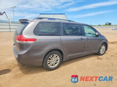 Trzecie zdjęcie samochodu z tyłu: 2014 TOYOTA SIENNA XLE 8-PASSENGER VIN:5TDYK3DCXES497730 - miniatura