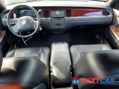 Zdjęcie 8 z 12 samochodu: 2004 LINCOLN TOWN CAR EXECUTIVE VIN:1LNHM81W14Y660527 - miniatura