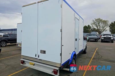 Czwarte zdjęcie samochodu z boku: 2024 FORD ECONOLINE E350 SUPER DUTY CUTAWAY VAN VIN:1FDWE3FN5RDD00733 - miniatura
