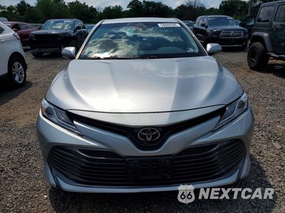 Piąte zdjęcie samochodu w środku: 2018 TOYOTA CAMRY XLE VIN:4T1B11HKXJU036981 - miniatura