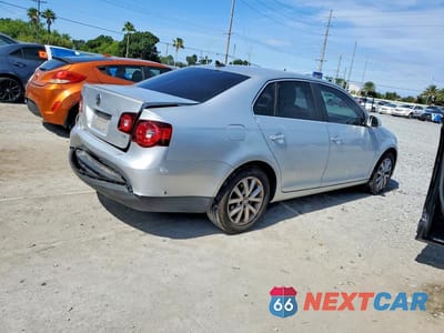 Trzecie zdjęcie samochodu z tyłu: 2010 VOLKSWAGEN JETTA SE VIN:3VWRX7AJ2AM063339 - miniatura