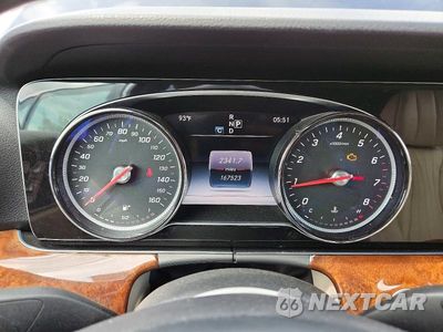 Zdjęcie 33 z 48 samochodu: 2017 MERCEDES-BENZ E 300 4MATIC VIN:WDDZF4KB6HA012791 - miniatura