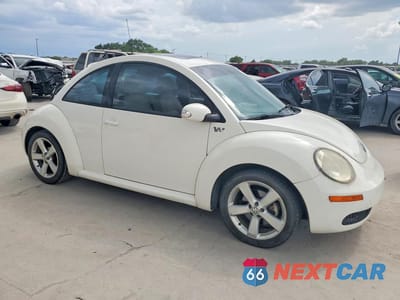 Czwarte zdjęcie samochodu z boku: 2008 VOLKSWAGEN NEW BEETLE TRIPLE WHITE VIN:3VWFW31C88M517345 - miniatura