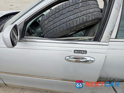 Zdjęcie 9 z 12 samochodu: 1999 LINCOLN TOWN CAR SIGNATURE VIN:1LNHM82W7XY658364 - miniatura