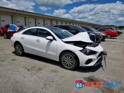Czwarte zdjęcie samochodu z boku: 2025 MERCEDES-BENZ CLA 250 4MATIC VIN:W1K5J4HBXSN509010 - miniatura