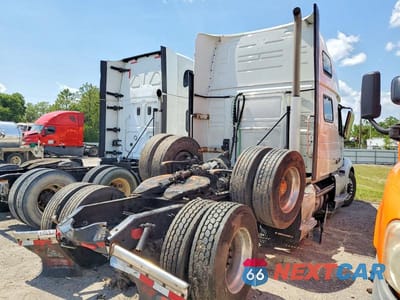 Czwarte zdjęcie samochodu z boku: 2019 VOLVO VNL SEMI TRUCK VIN:4V4NC9EHXKN203245 - miniatura
