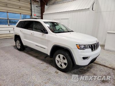 Czwarte zdjęcie samochodu z boku: 2017 JEEP GRAND CHEROKEE LAREDO VIN:1C4RJFAG9HC959202 - miniatura