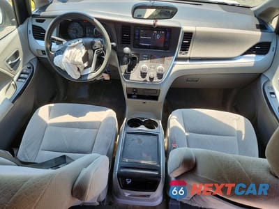 Zdjęcie 8 z 13 samochodu: 2017 TOYOTA SIENNA LE VIN:5TDKZ3DC7HS837230 - miniatura